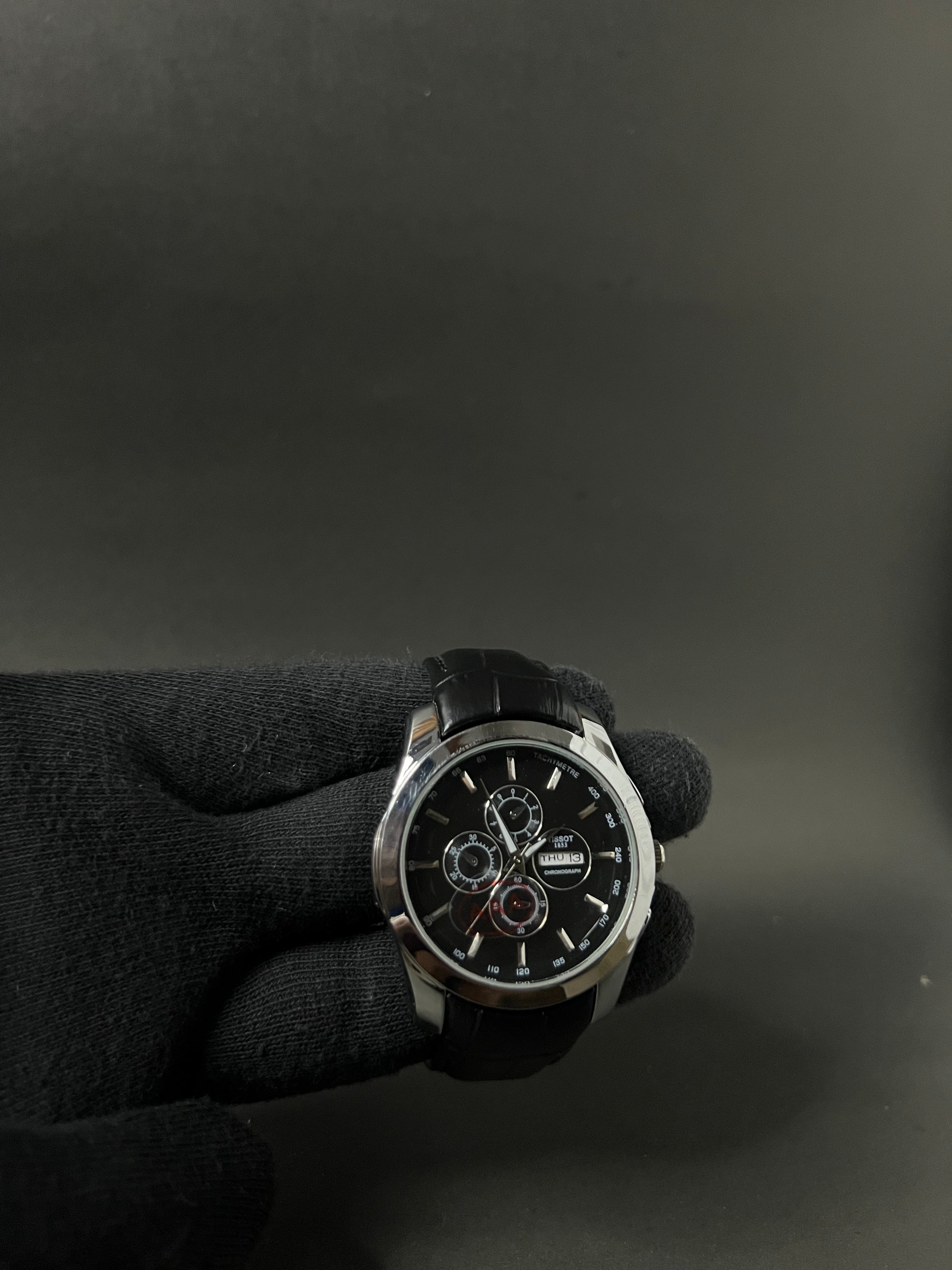 TISSOT COUTURIER CHRONOGRAPH STYLE STRAP WATCH.