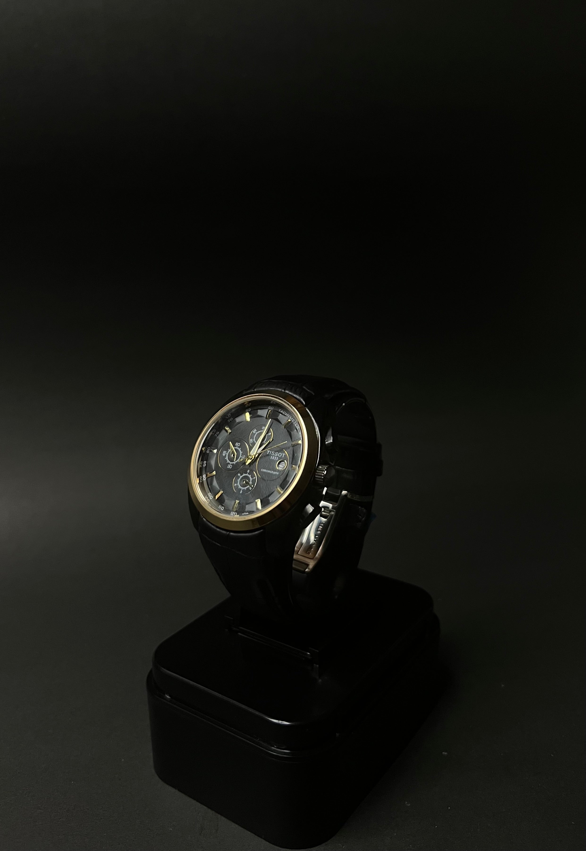 TISSOT COUTURIER CHRONOGRAPH STYLE STRAP WATCH.