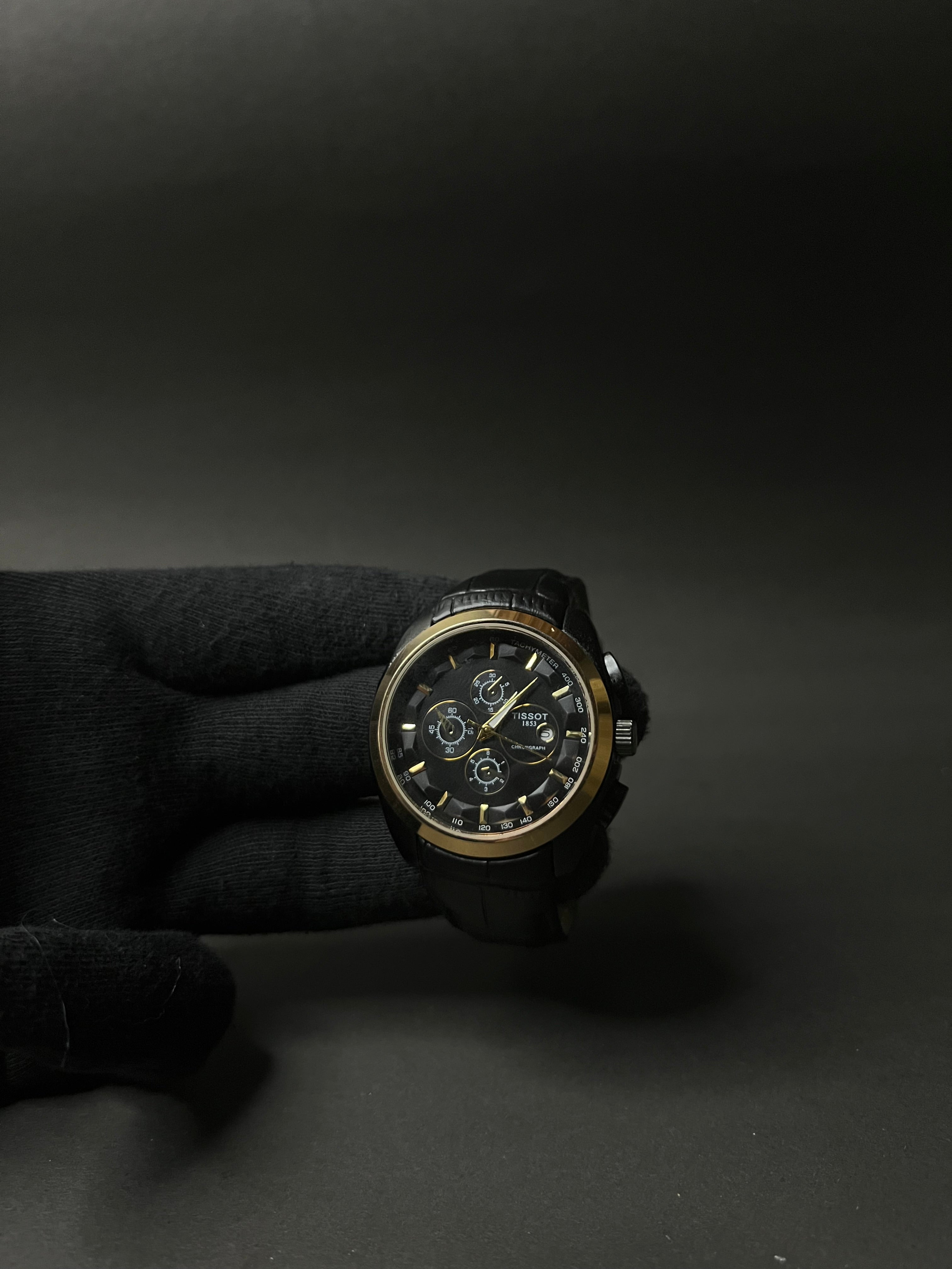 TISSOT COUTURIER CHRONOGRAPH STYLE STRAP WATCH.