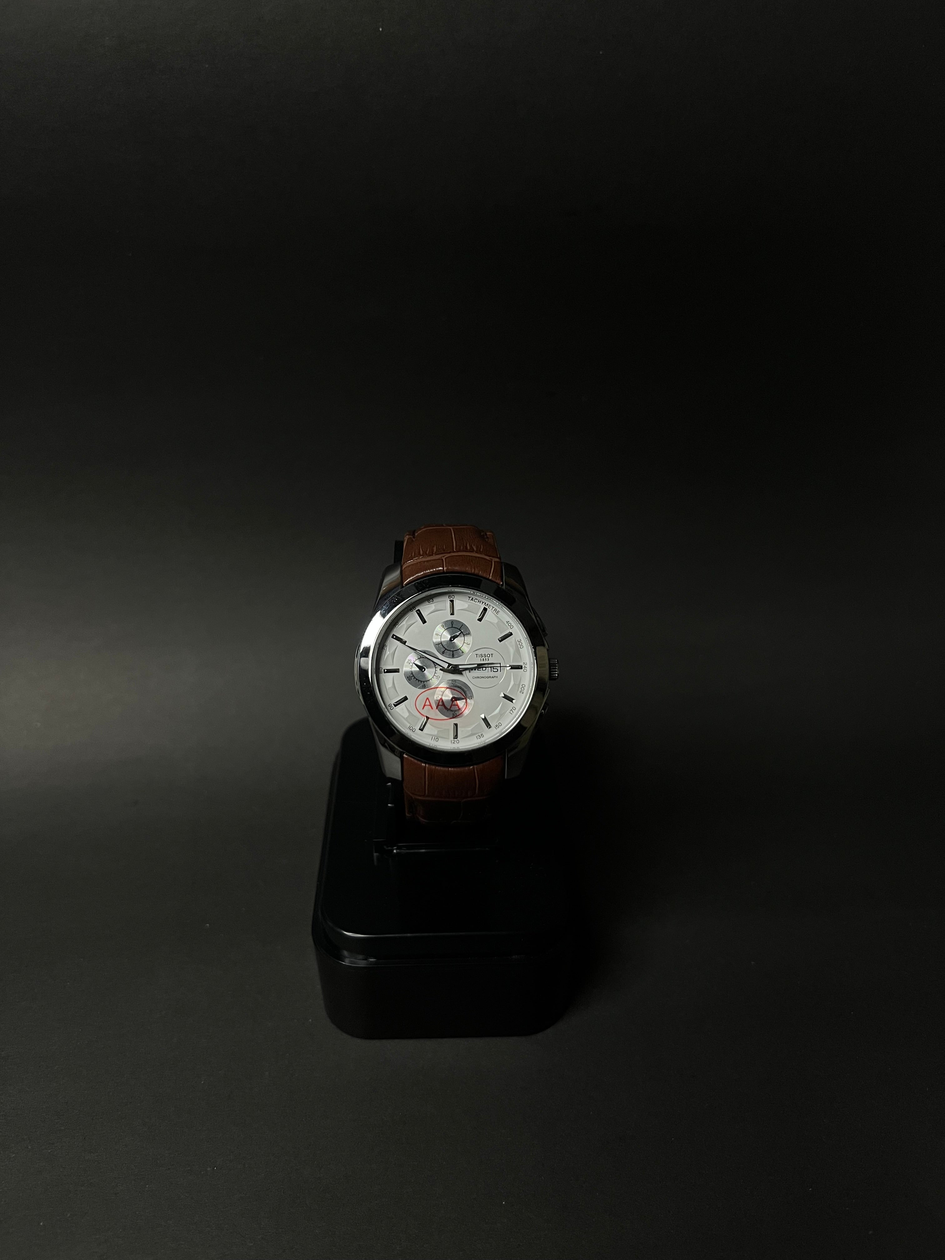 TISSOT COUTURIER CHRONOGRAPH STYLE STRAP WATCH.