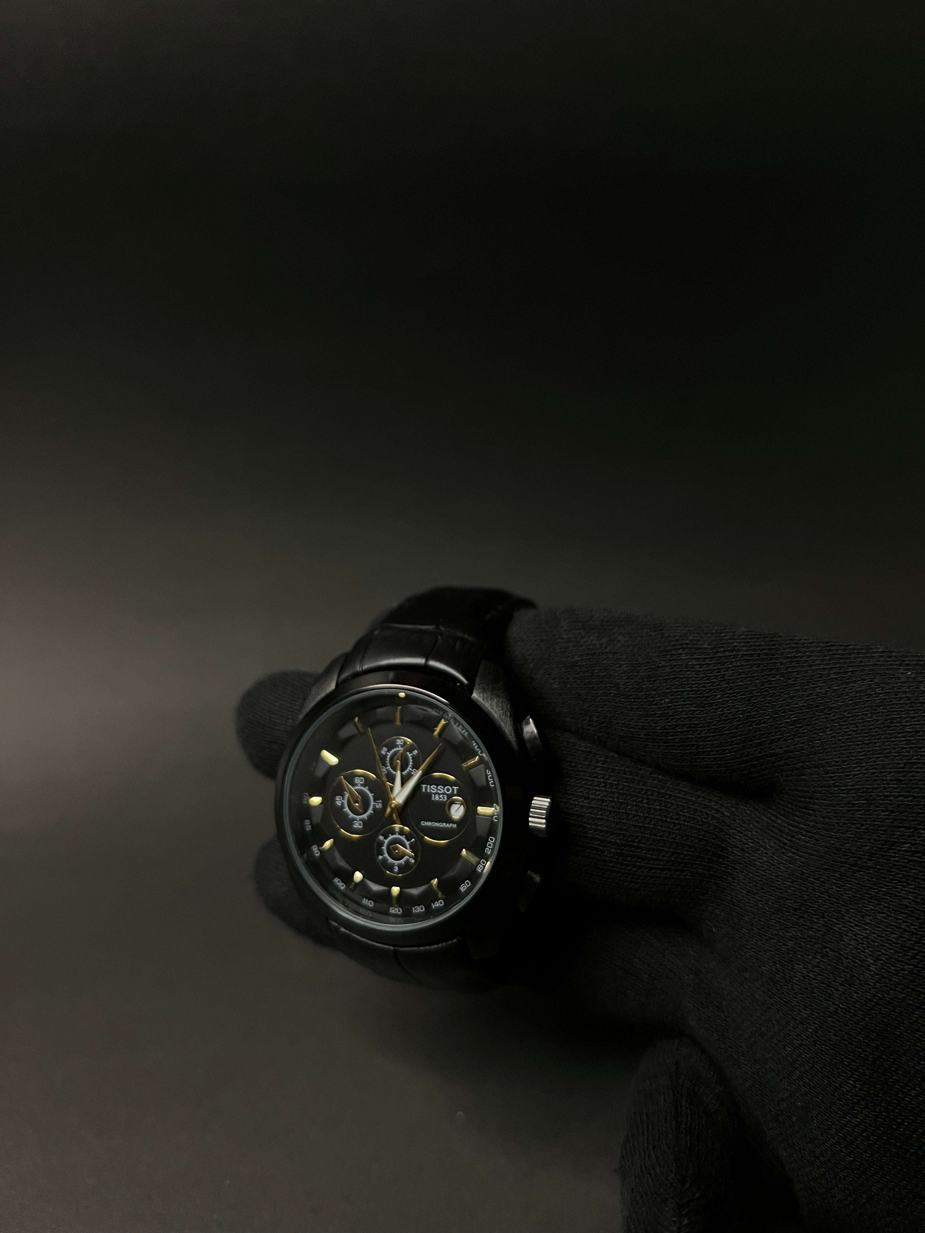 TISSOT COUTURIER CHRONOGRAPH STYLE STRAP WATCH.