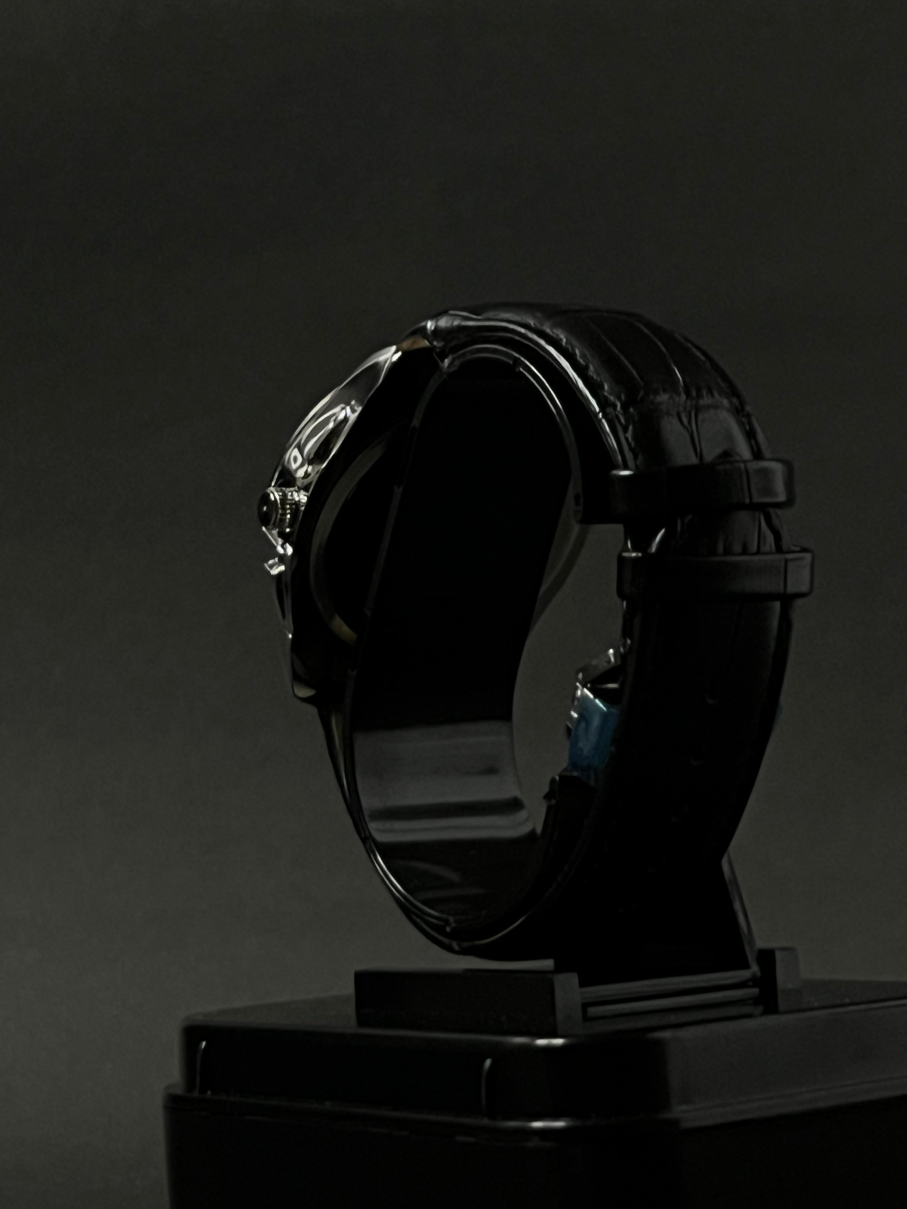 TISSOT COUTURIER CHRONOGRAPH STYLE STRAP WATCH.