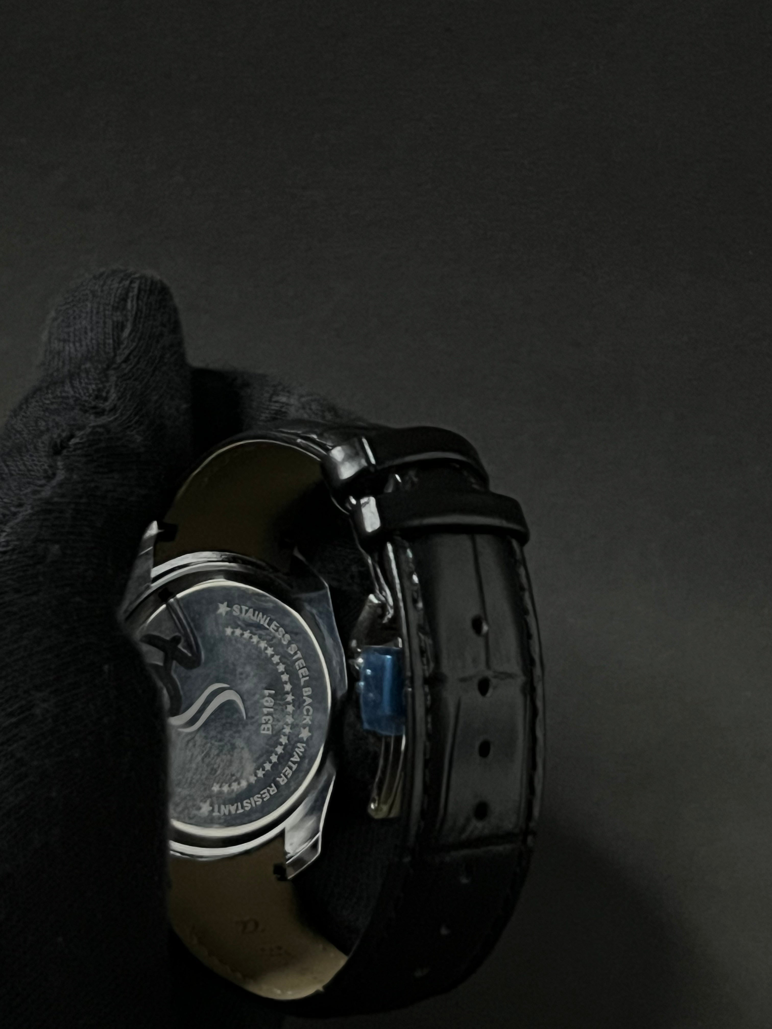 TISSOT COUTURIER CHRONOGRAPH STYLE STRAP WATCH.