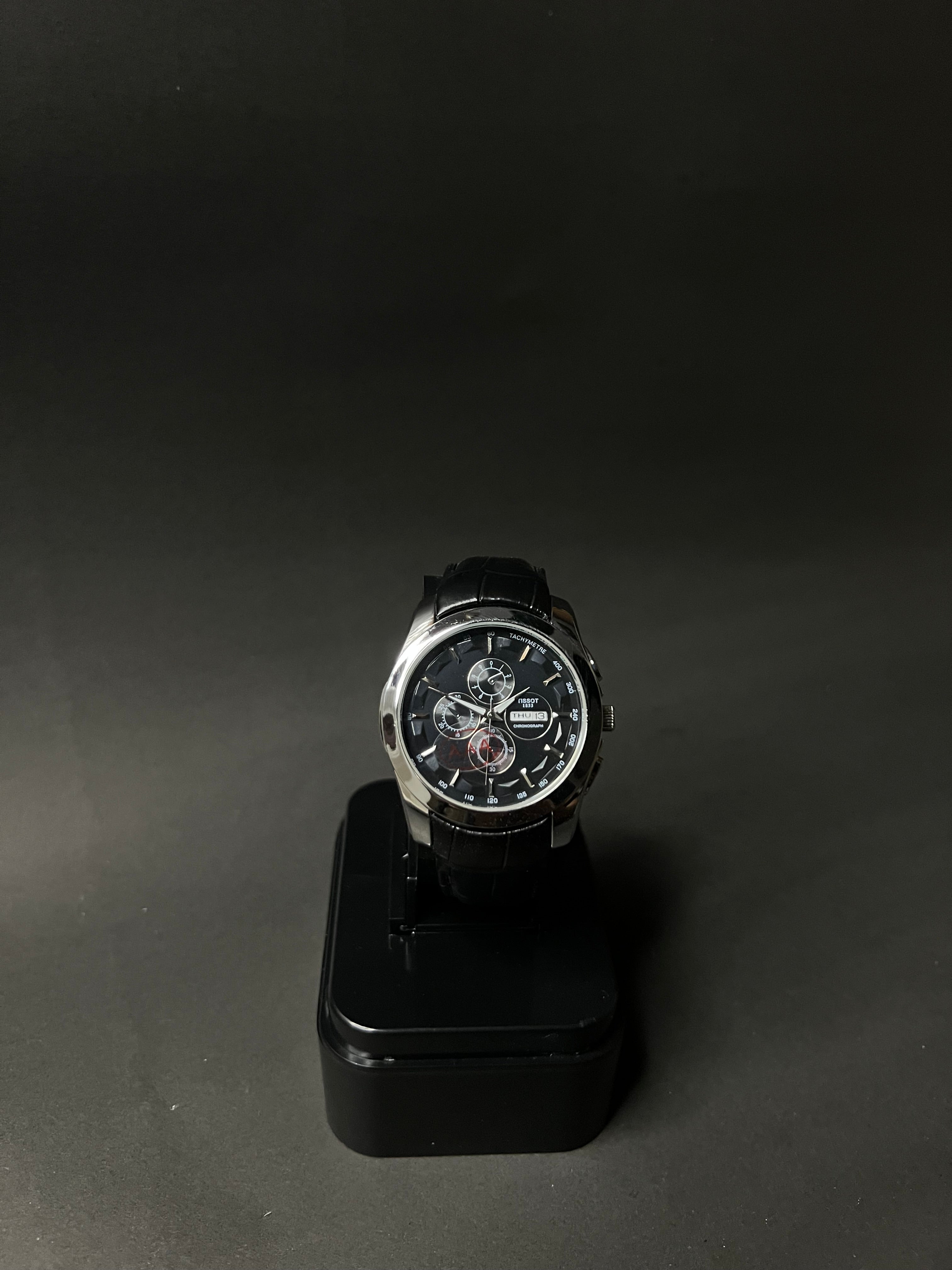 TISSOT COUTURIER CHRONOGRAPH STYLE STRAP WATCH.