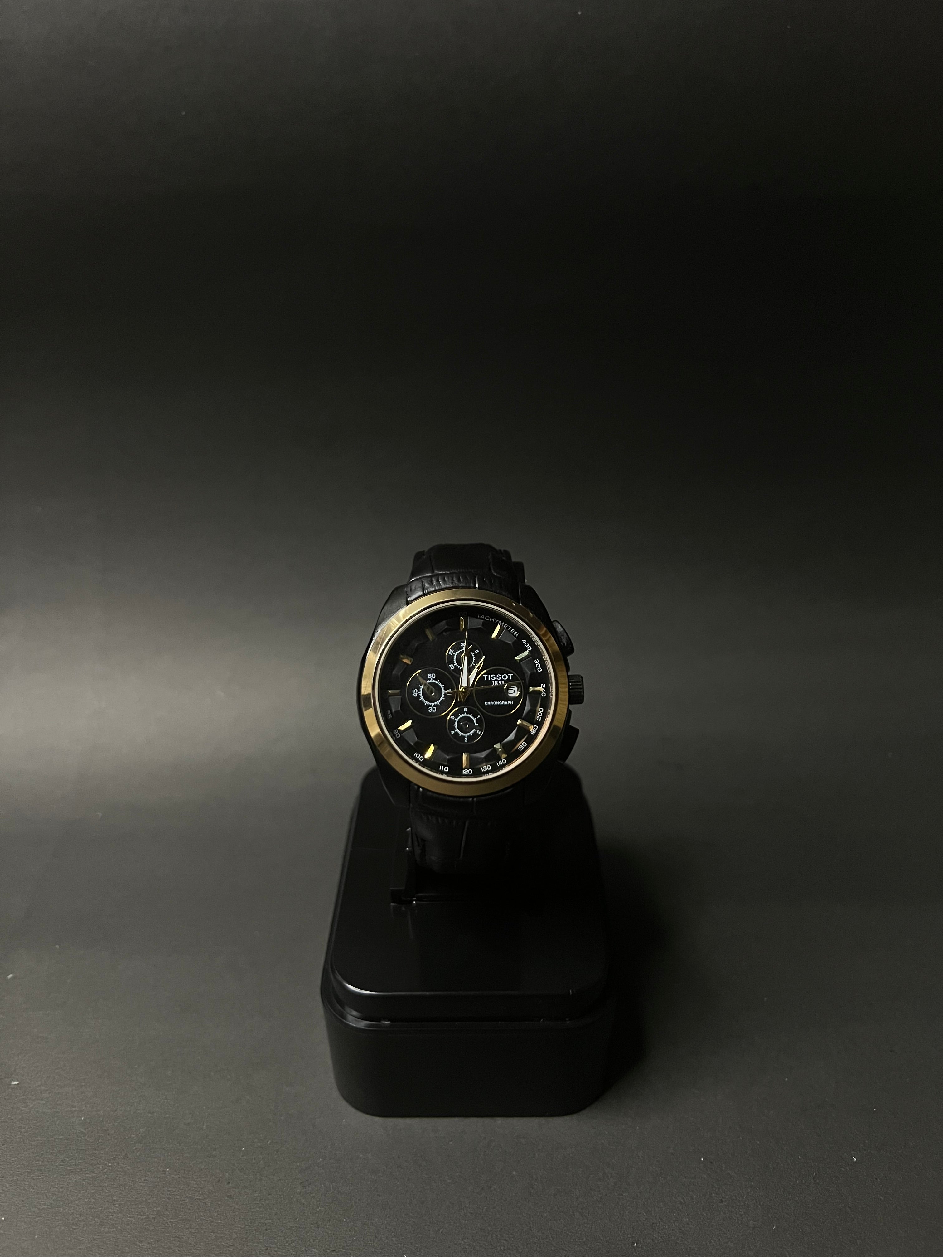 TISSOT COUTURIER CHRONOGRAPH STYLE STRAP WATCH.