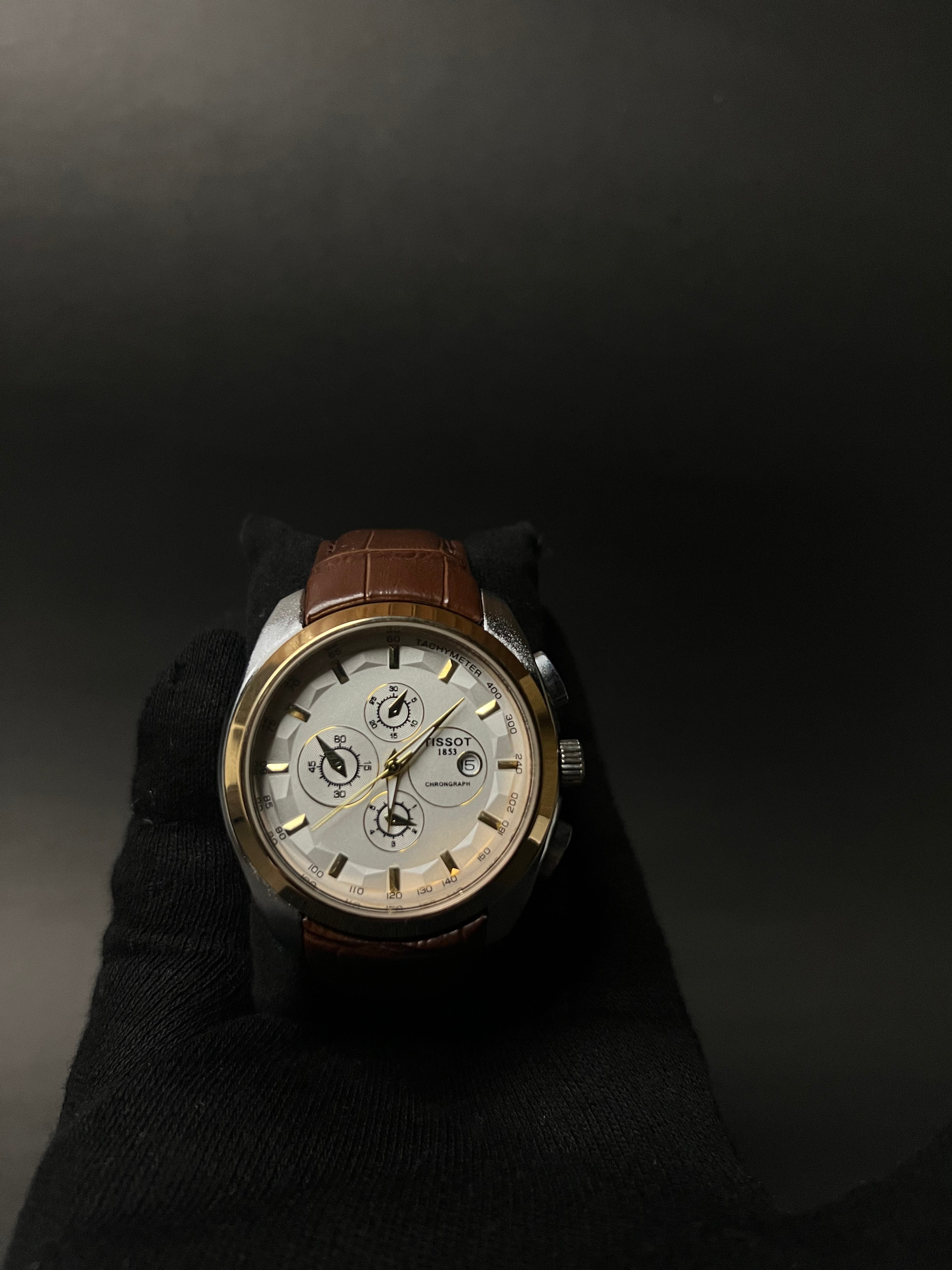 TISSOT COUTURIER CHRONOGRAPH STYLE STRAP WATCH.
