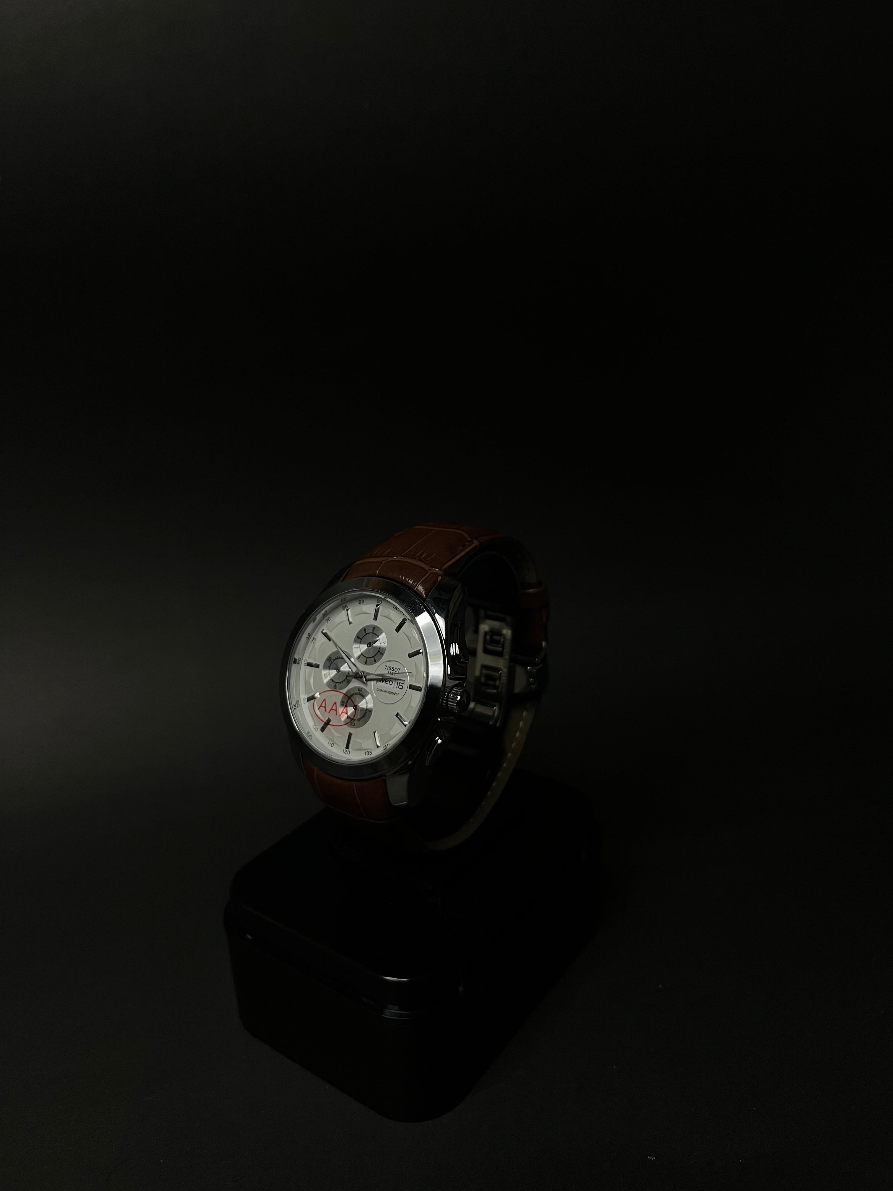 TISSOT COUTURIER CHRONOGRAPH STYLE STRAP WATCH.