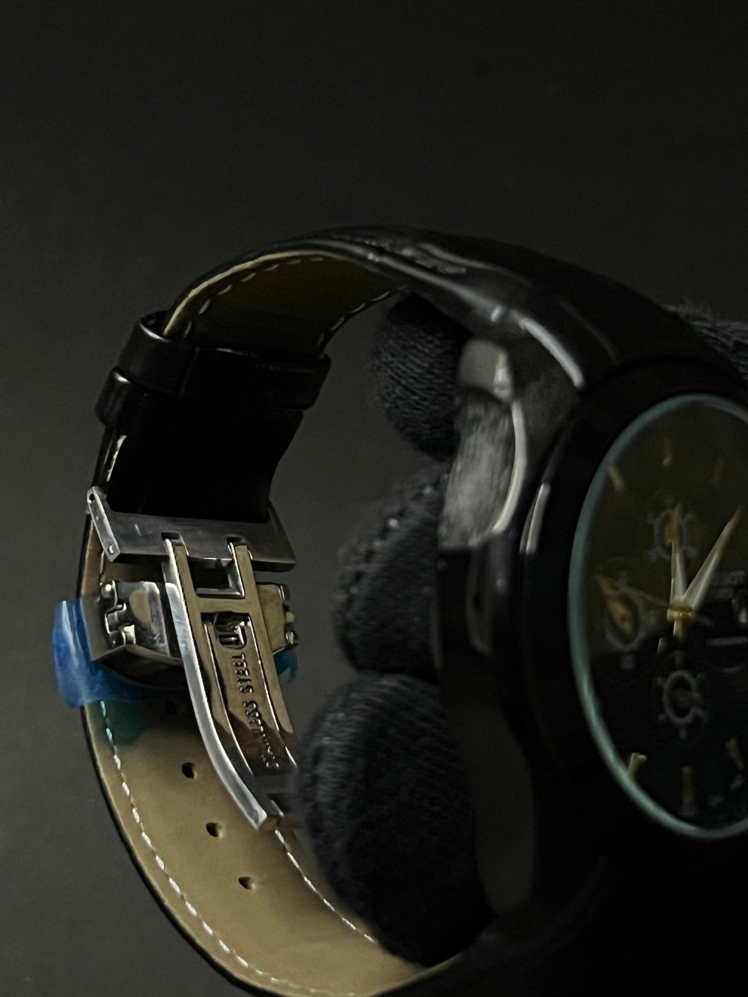 TISSOT COUTURIER CHRONOGRAPH STYLE STRAP WATCH.