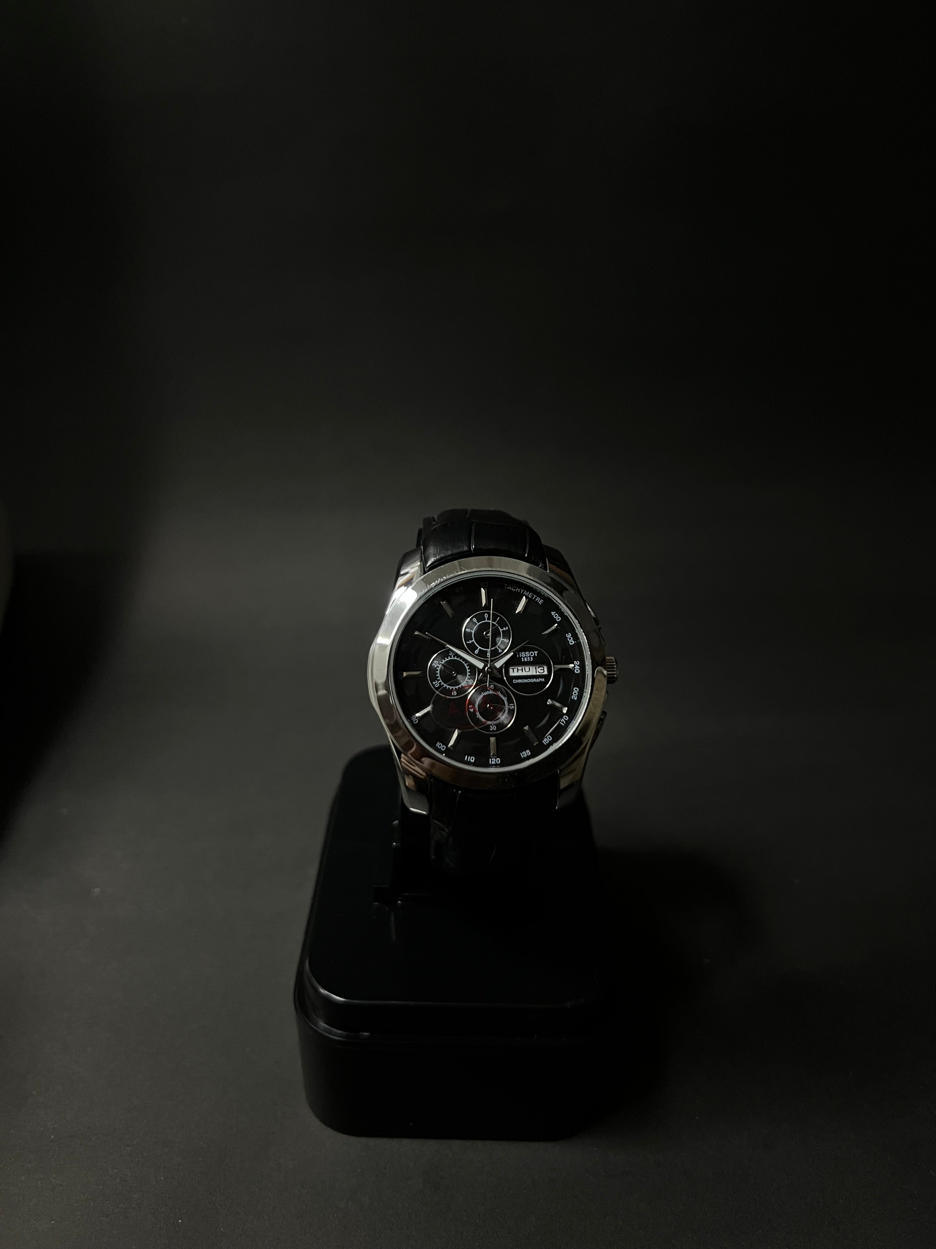 TISSOT COUTURIER CHRONOGRAPH STYLE STRAP WATCH.