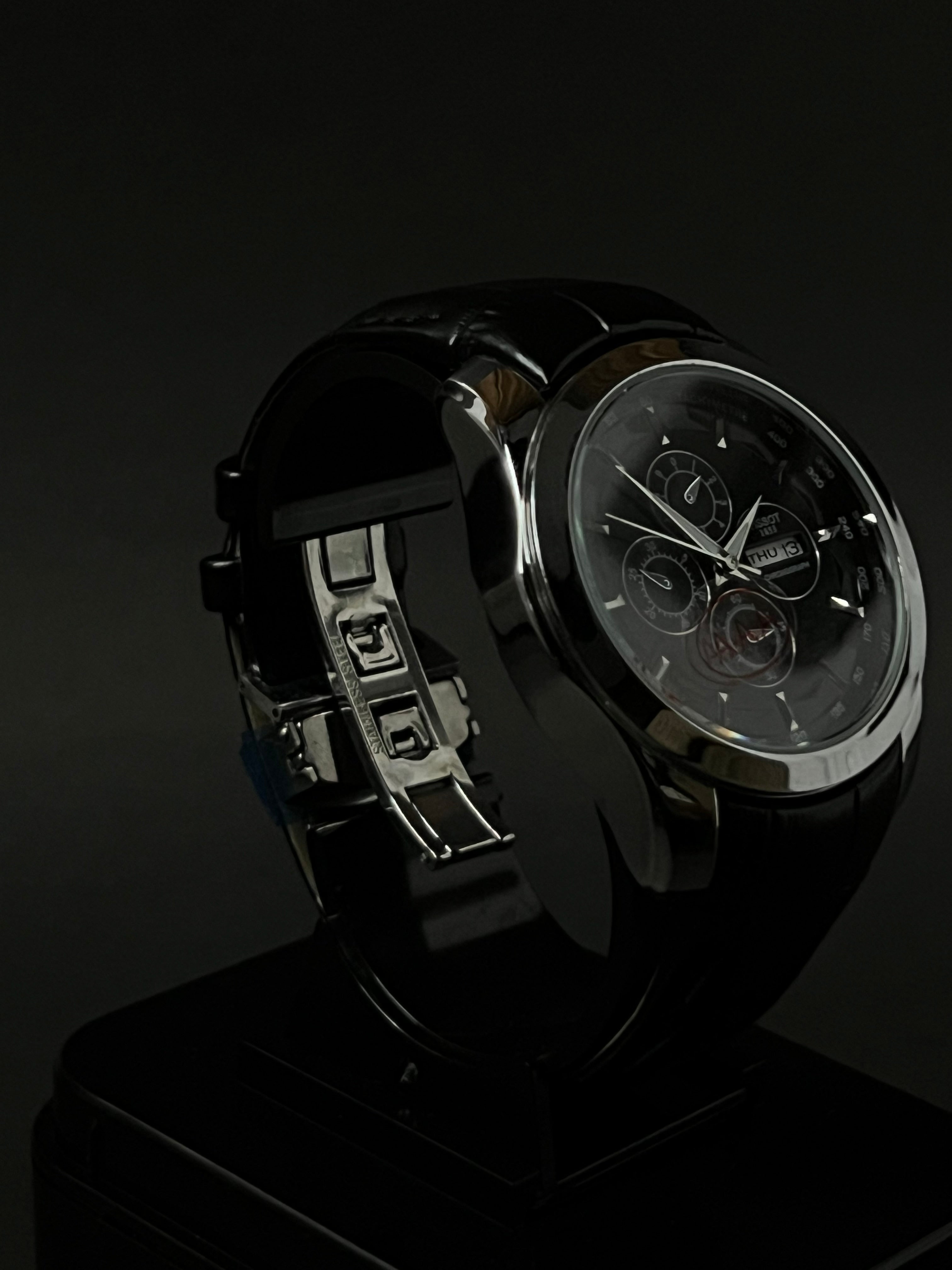 TISSOT COUTURIER CHRONOGRAPH STYLE STRAP WATCH.